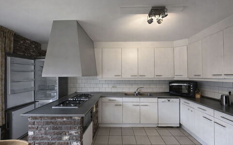 Bungalowpark Landsrade: Cuisine, Comptoir, Cabinetry, Sol, Design Intérieur, Appareil De Cuisine, Meubles, Plafond, Sol, Luminaire