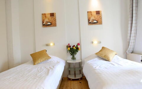 Bungalowpark Landsrade: Lit, Meubles, Design Intérieur, Chambre, Mur, Sol, Literie, Drap De Lit, Sol, Bois