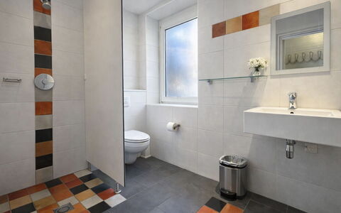 Bungalowpark Landsrade: Sol, Design Intérieur, Sol, Plafond, Luminaire Plomberie, Salle De Bains, Composite, Toilette, Tuile, Siège De Toilette