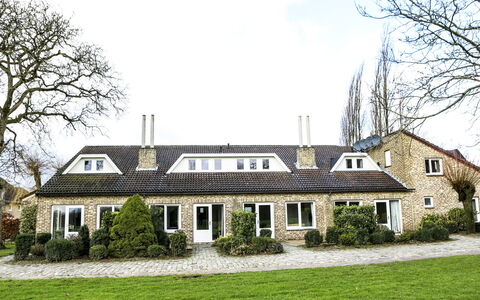 Bungalowpark Landsrade: Ciel, Nuage, Plante, Bâtiment, Fenêtre, Arbre, Herbe, Maison, Façade, Chalet