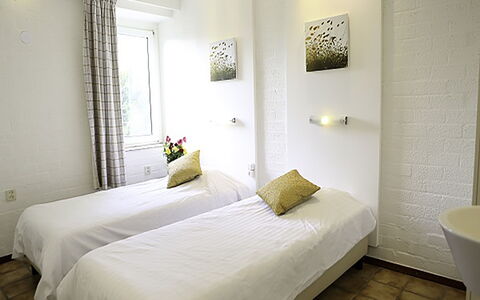 Bungalowpark Landsrade: Meubles, Confort, Textile, Bois, Ombre, Design Intérieur, Bâtiment, Sol, Lit