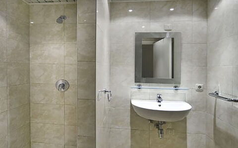 Bungalowpark Landsrade: Miroir, Évier, Robinet, Luminaire Plomberie, Propriété, Bâtiment, Lavabo, Salle De Bains, Bois, Design Intérieur