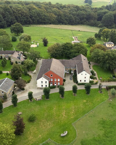 Bungalowpark Landsrade: Plante, Propriété, Bâtiment, Paysage Naturel, Vert, Arbre, Maison, Lot Terre, Herbe, Chalet