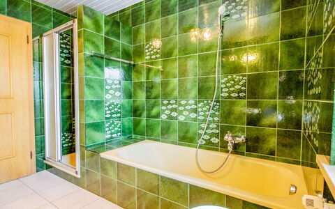 Axams 261: Salle De Bains, Vert, Propriété, Pièce, Tuile, Design Intérieur, Architecture, Mur, Bâtiment, Immobilier