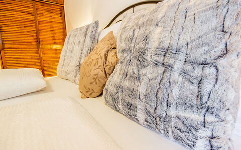 Axams 261: Confort, Textile, Bois, Cadre De Lit, Bâtiment, Maison, Arbre, Substrat Rocheux, Dur, Sol