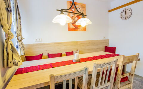 Zirben Appartement Karin: Propriété, Meubles, Produit, Bois, Bâtiment, Design Intérieur, Garderie, Tache De Bois, Sol, Mur