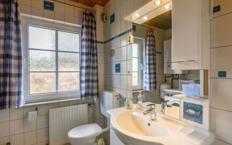 Achtern Diek: Miroir, Robinet, Luminaire Plomberie, Évier, Propriété, Lavabo, Salle De Bains, Design Intérieur, Éclairage, Violet