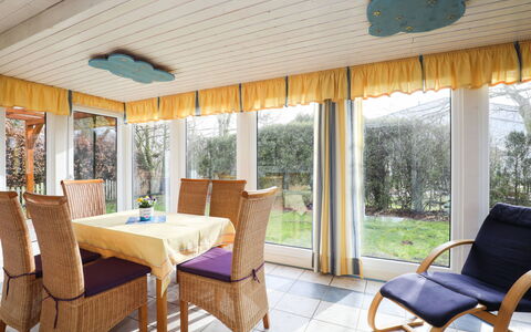 Achtern Diek: Meubles, Propriété, Table, Plante, Vert, Chaise, Ombre, Bois, Architecture, Design Intérieur