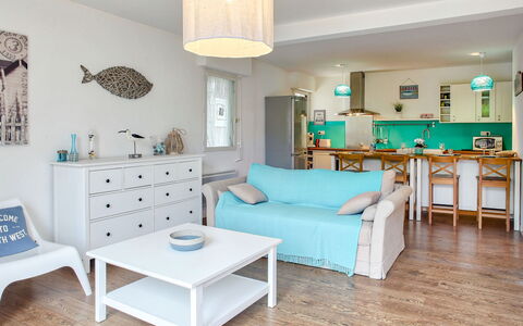 Cantegrit: Meubles, Propriété, Canapé, Bleu, Table, Bleu Azur, Cadre, Étagère, Design Intérieur, Décoration