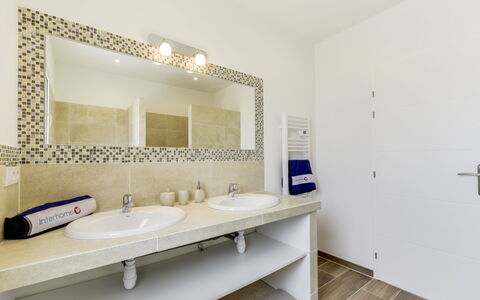 Les Hautes Terres: Propriété, Salle De Bains, Pièce, Design Intérieur, Évier, Tuile, Immobilier, Mur, Robinet, Bâtiment