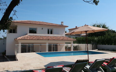 Les Hautes Terres: Propriété, Maison, Domicile, Bâtiment, Piscine, Immobilier, Architecture, Toit, Patio, Vacances