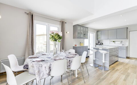 Les Hautes Terres: Blanc, Pièce, Propriété, Meubles, Salle À Manger, Design Intérieur, Sol, Bâtiment, Table, Maison