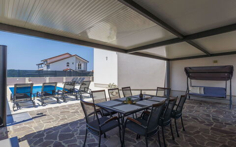 Villa Gocci: Table, Chaise, Ombre, Ciel, Bâtiment, Bois, Sol, Sol, Mobilier De Jardin, Maison