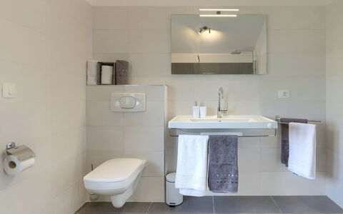 Villa Gocci: Miroir, Luminaire Plomberie, Robinet, Évier, Propriété, Lavabo, Bâtiment, Armoire De Toilette, Salle De Bains, Violet