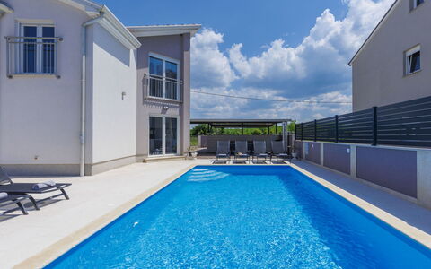 Villa Gocci: L'Eau, Ciel, Nuage, Jour, Propriété, Bâtiment, Piscine, Bleu, Bleu Azur, Fenêtre