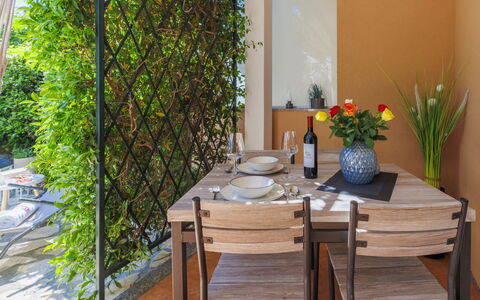 Tea: Table, Plante, Propriété, Meubles, Chaise, Fleur, Bois, Design Intérieur, Orange, Sol