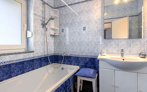 Tea: Luminaire Plomberie, Propriété, Évier, Miroir, Robinet, Baignoire, Bâtiment, Tete De Douche, Salle De Bains, Violet