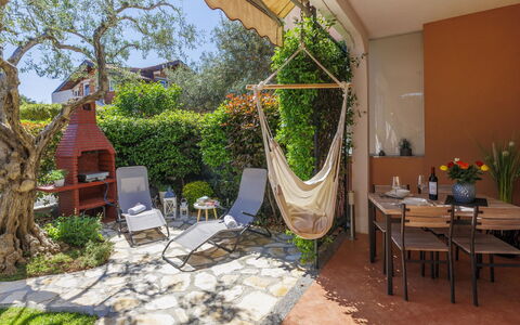 Tea: Plante, Meubles, Propriété, Bâtiment, Table, Design Intérieur, Arbre, Ciel, Ombre, Chaise