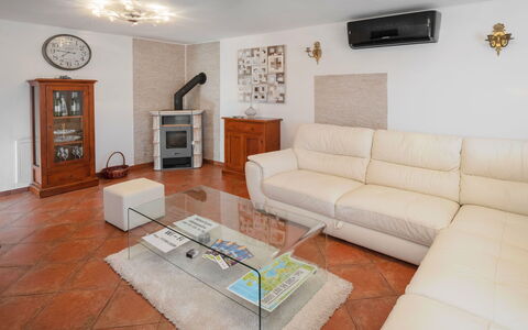 Aleksandra: Propriété, Salon, Pièce, Meubles, Design Intérieur, Sol, Bâtiment, Immobilier, Maison, Canapé