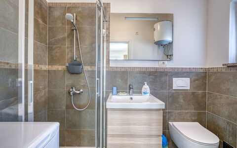 Silvana: Salle De Bains, Sol, Luminaire Plomberie, Design Intérieur, Sol, Évier, Robinet, Lavabo, Toilette, Armoire De Toilette