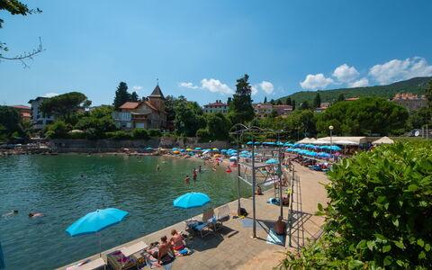 Silvana: L'Eau, Ciel, Nuage, Plante, Parapluie, Bleu Azur, Arbre, Piscine, Cotiers Et Relief Océaniques, Loisir
