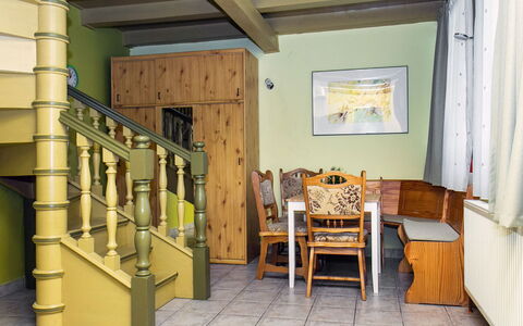 Balatonkeresztur 222: Propriété, Meubles, Bois, Chaise, Bâtiment, Design Intérieur, Architecture, Table, Étagère, Sol