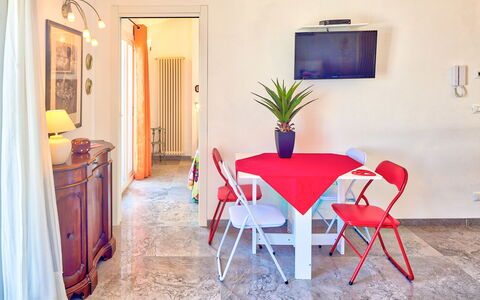 Lucrezia - San Lorenzo: Pièce, Propriété, Meubles, Rouge, Table, Salle À Manger, Design Intérieur, Maison, Bâtiment, Chaise