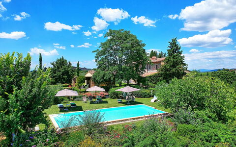 Villa Sonia: Paysage Naturel, Ciel, Vert, Propriété, Immobilier, Arbre, Maison, Nuage, Botanique, Piscine