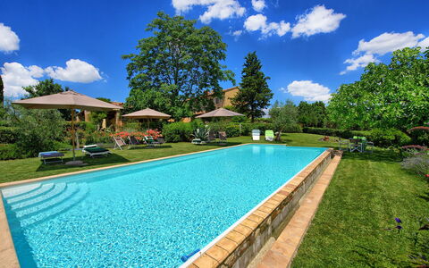 Villa Sonia: Piscine, Propriété, Immobilier, Biens, Maison, Herbe, Loisir, Bâtiment, Domicile, Villa