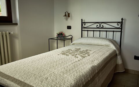 Villa Umbra: Chambre, Lit, Meubles, Drap De Lit, Pièce, Literie, Propriété, Matelas, Cadre De Lit, Sol