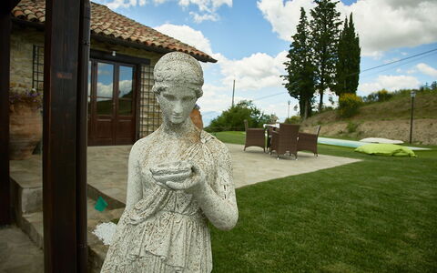 Villa Umbra: Statue, Sculpture, Herbe, Ciel, Sculpture Sur Pierre, Jardin, Art, Monument, Arbre, Maison