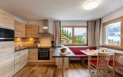 Birgit: Meubles, Parquet, Comptoir, Pièce, Design Intérieur, Propriété, Sol, Cuisine, Cabinetry, Bâtiment