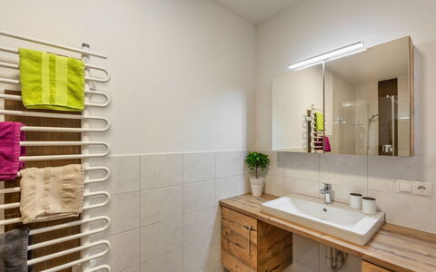 Birgit: Salle De Bains, Pièce, Propriété, Design Intérieur, Tuile, Sol, Mur, Meubles, Bâtiment, Maison