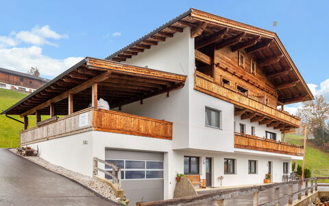 Birgit: Ciel, Bâtiment, Fenêtre, Plante, Bois, Nuage, Maison, Design Urbain, Chalet, Pente