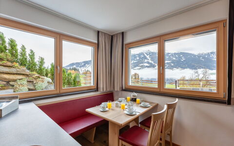Birgit: Pièce, Propriété, Design Intérieur, Meubles, Bâtiment, Table, Immobilier, Maison, Architecture, Salle À Manger