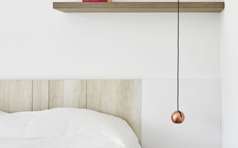 Ardíaca: Meubles, Lit, Sol, Pièce, Mur, Chambre, Design Intérieur, Sol, Table, Luminaire