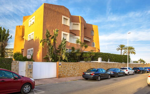 Deltamar: L'Eau, Bâtiment, Ciel, Propriété, Piscine, Fenêtre, Bleu Azur, Plante, Design Intérieur, Condominium
