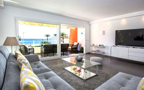 Deltamar: L'Eau, Bâtiment, Ciel, Propriété, Piscine, Fenêtre, Bleu Azur, Plante, Design Intérieur, Condominium