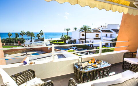 Deltamar: L'Eau, Bâtiment, Ciel, Propriété, Piscine, Fenêtre, Bleu Azur, Plante, Design Intérieur, Condominium