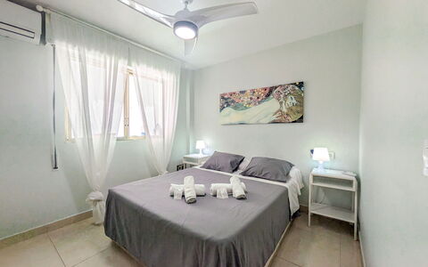 Benidorm 954: Lit, Meubles, Chambre, Sol, Sol, Plafond, Design Intérieur, Pièce, Drap De Lit, Literie