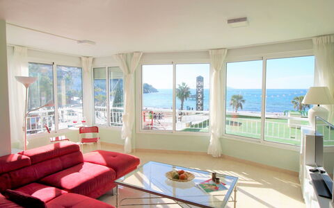 Benidorm 954: L'Eau, Canapé, Bâtiment, Ombre, Design Intérieur, Confort, Table, Salon, Sol, Ciel