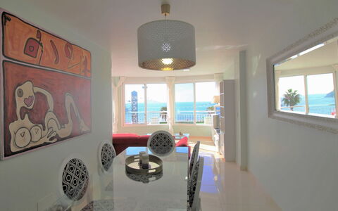 Benidorm 954: Bâtiment, Fenêtre, Design Intérieur, Table, Maison, Chaise, Sol, Plafond, Bois, Dur