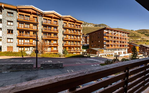 Super Tignes: Ciel, Jour, Bâtiment, Propriété, Architecture, Design Urbain, Bloc Tour, Condominium, Quartier, Bois