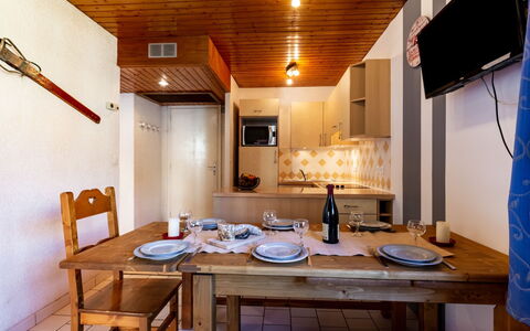 Super Tignes: Table, Meubles, Propriété, Bâtiment, Bois, Vaisselle, Design Intérieur, Sol, Chaise, Sol