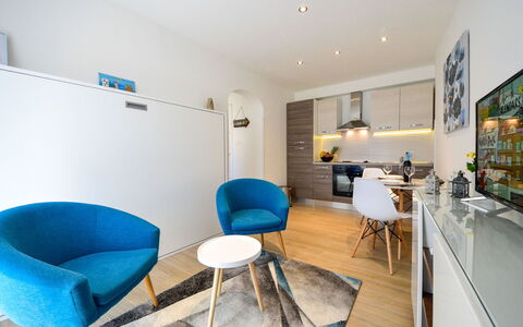 Matea: Meubles, Table, Produit, Bleu Azur, Chaise, Éclairage, Design Intérieur, Bâtiment, Sol, Maison