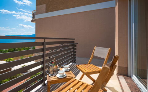 Matea: Propriété, Bâtiment, Meubles, Ciel, Nuage, Bois, Ombre, Éclairage, Architecture, Mobilier De Jardin