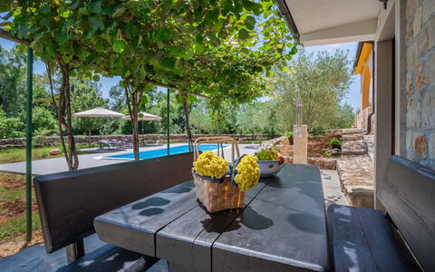Mila: Propriété, Immobilier, Maison, Pièce, Bâtiment, Patio, Table, Domicile, Arrière-Cour, Porche