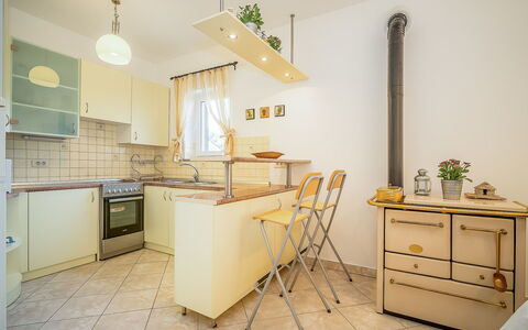 Mila: Pièce, Meubles, Propriété, Jaune, Sol, Design Intérieur, Cuisine, Bâtiment, Cabinetry, Maison