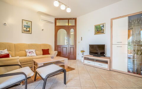 Mila: Pièce, Propriété, Meubles, Bâtiment, Design Intérieur, Salon, Sol, Maison, Immobilier, Table