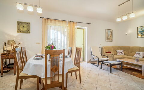 Mila: Pièce, Propriété, Meubles, Salle À Manger, Design Intérieur, Bâtiment, Table, Jaune, Plafond, Sol